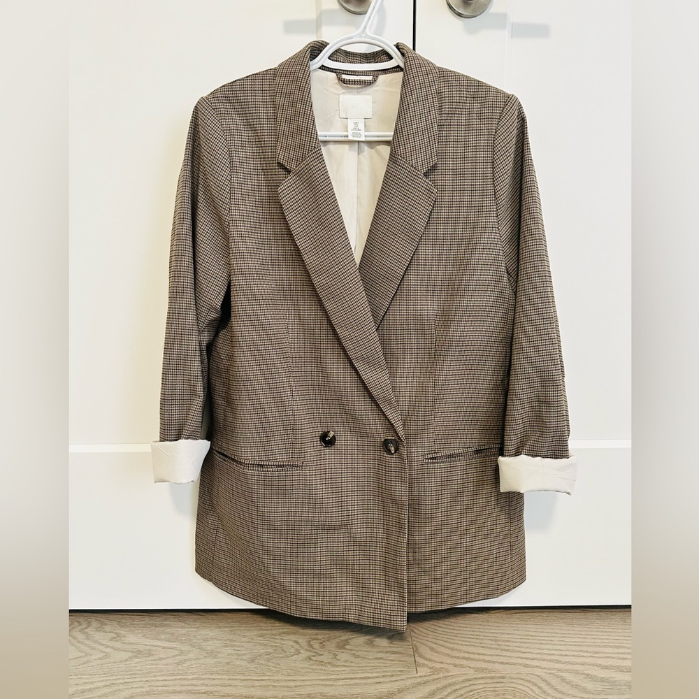 Womens H&M Blazer NWOT . Classic two pocket two button style. Size S